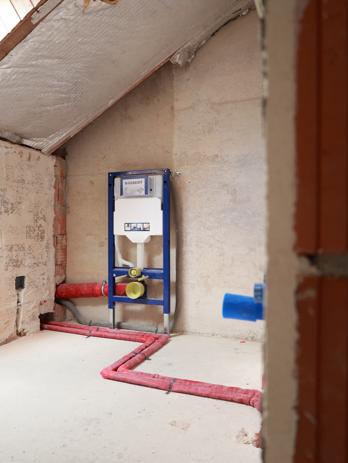 Sanitärinstallation während einer Altbausanierung